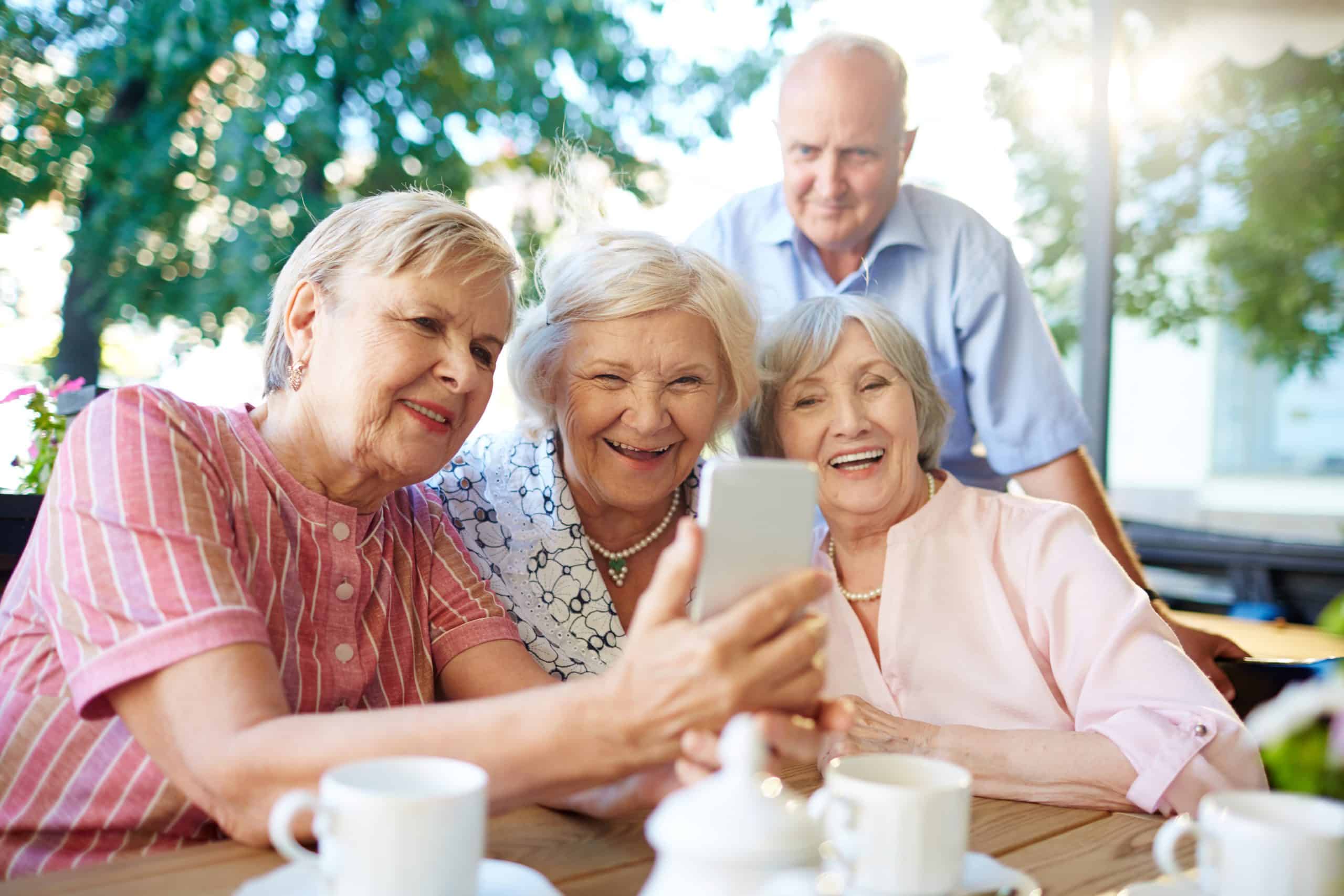 Personnes âgées regardent le téléphone portable