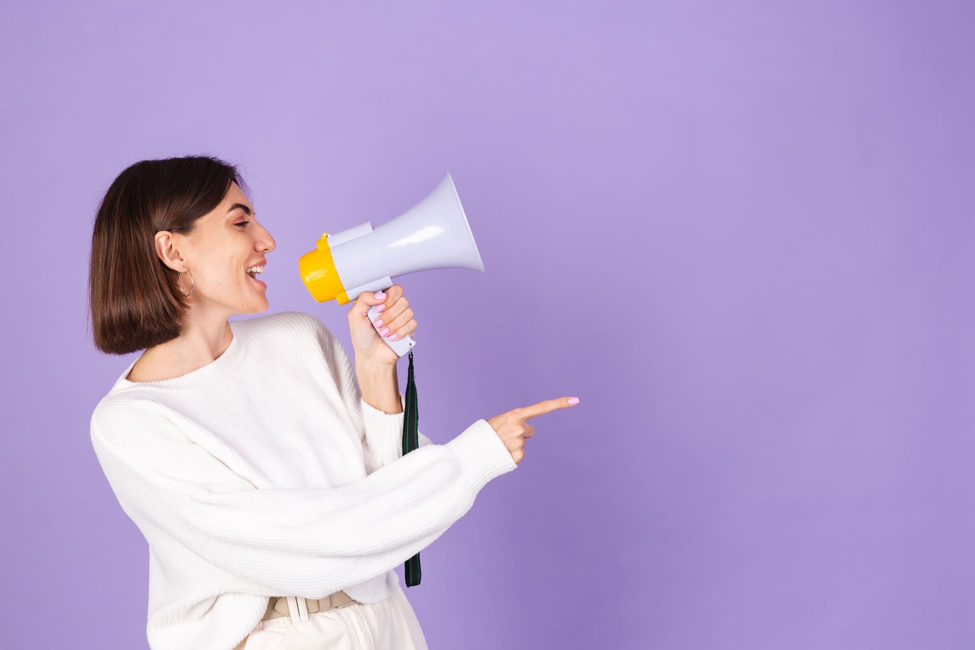 Femme avec un mégaphone