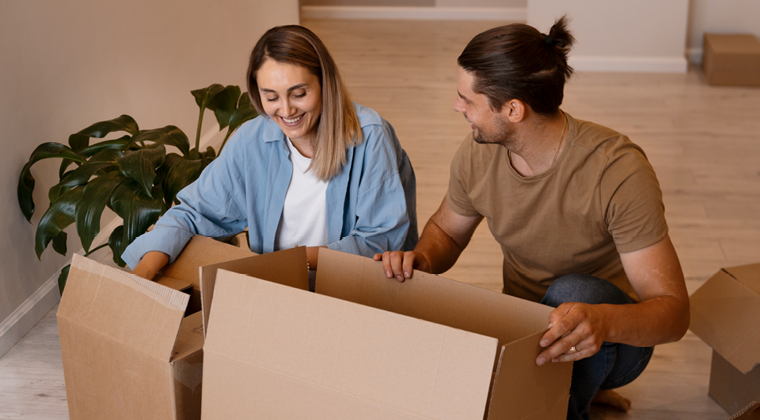 une femme et un homme déballent des cartons