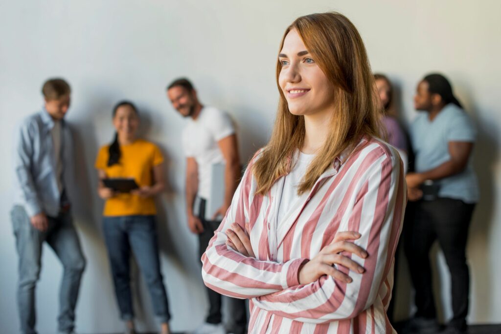 Groupe de jeunes professionnels souriants.