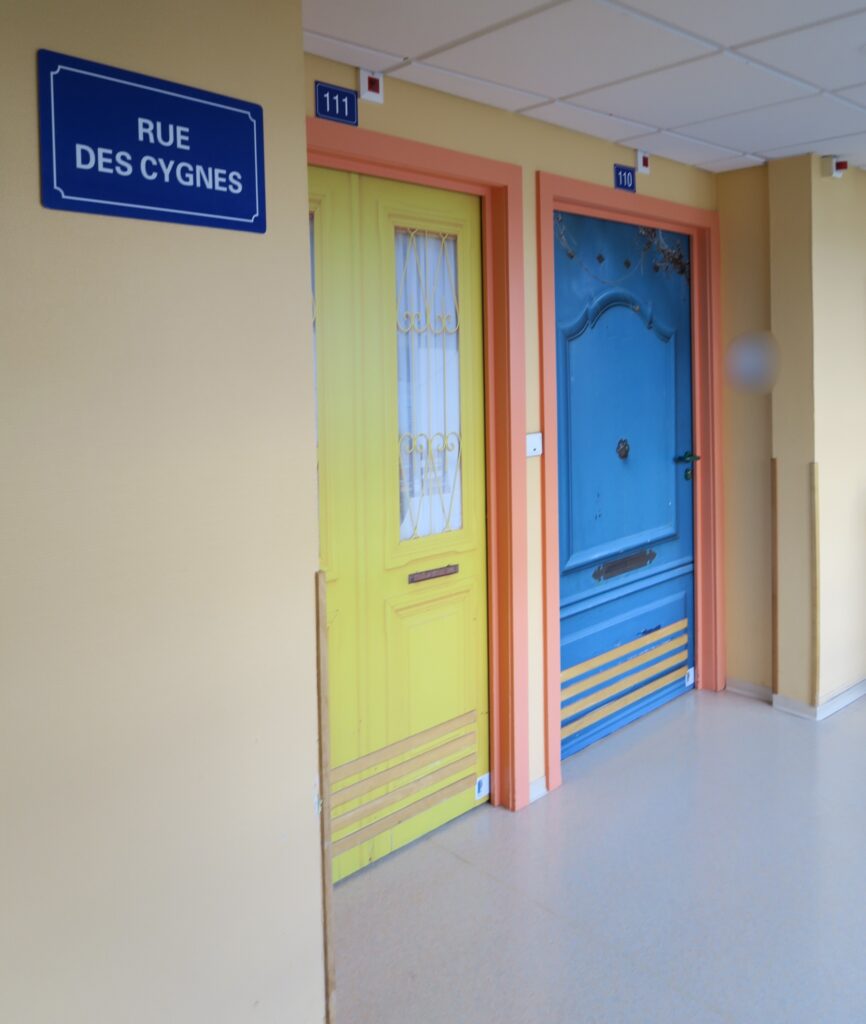 Portes personnalisées et plaque de "Rue des cygnes" à l'EHPAD Abrapa Hoenheim