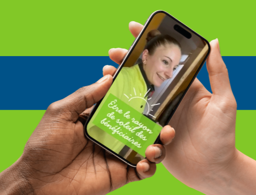 Visuel d'un téléphone tenu par deux mains sur lequel on voit une vidéo d'une aide à domicile de l'Abrapa et le texte "Être le rayon de soleil des bénéficiaires"