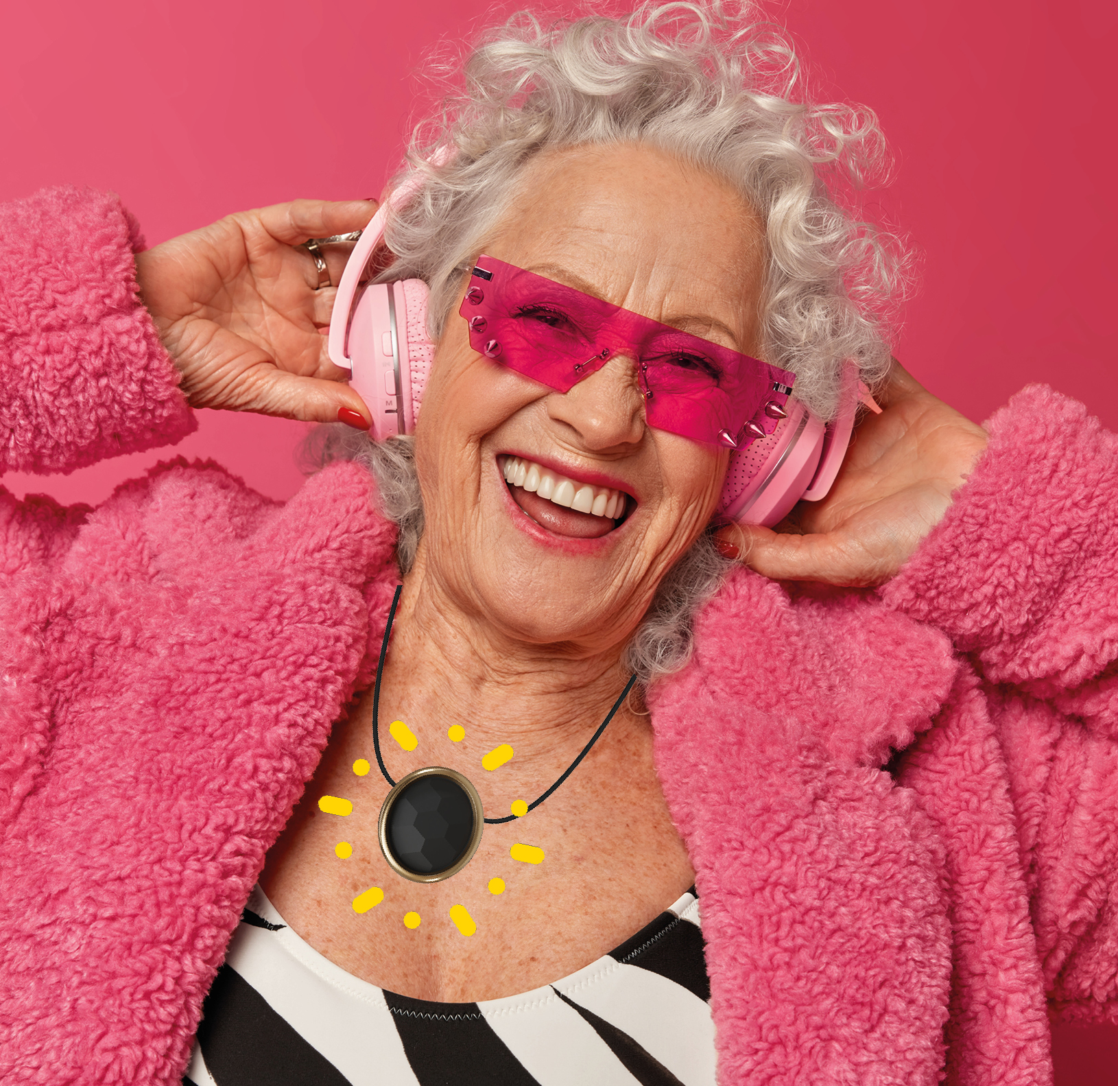 Femme âgée avec lunettes et écouteurs.